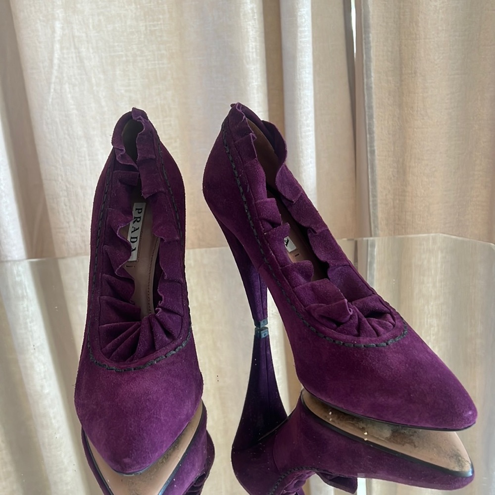Prada purple suede pumps with a suede ruffle around the foot, size 38